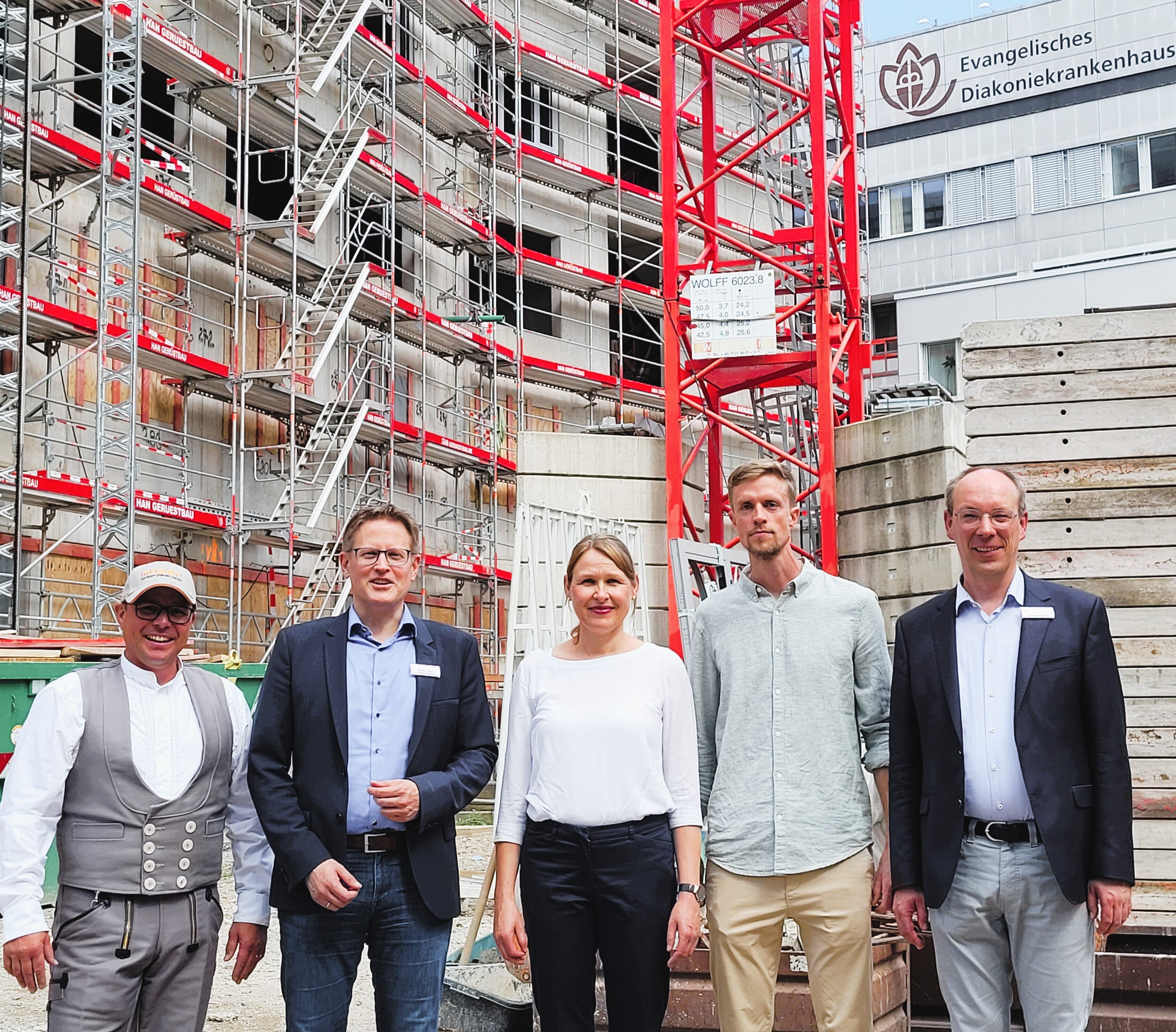 Jan Hütter (Polier MOSER GmbH & Co. KG), Michael Decker (Vorstandsvorsitzender Ev. Diakoniekrankenhaus), Verena Theobald (Projektleiterin ATP architekten ingenieure), Ralph Bergner (Bauleitung ATP architekten ingenieure),  Pfr. Dr. Björn Slenczka (Theologischer Vorstand Ev. Diakoniekrankenhaus)