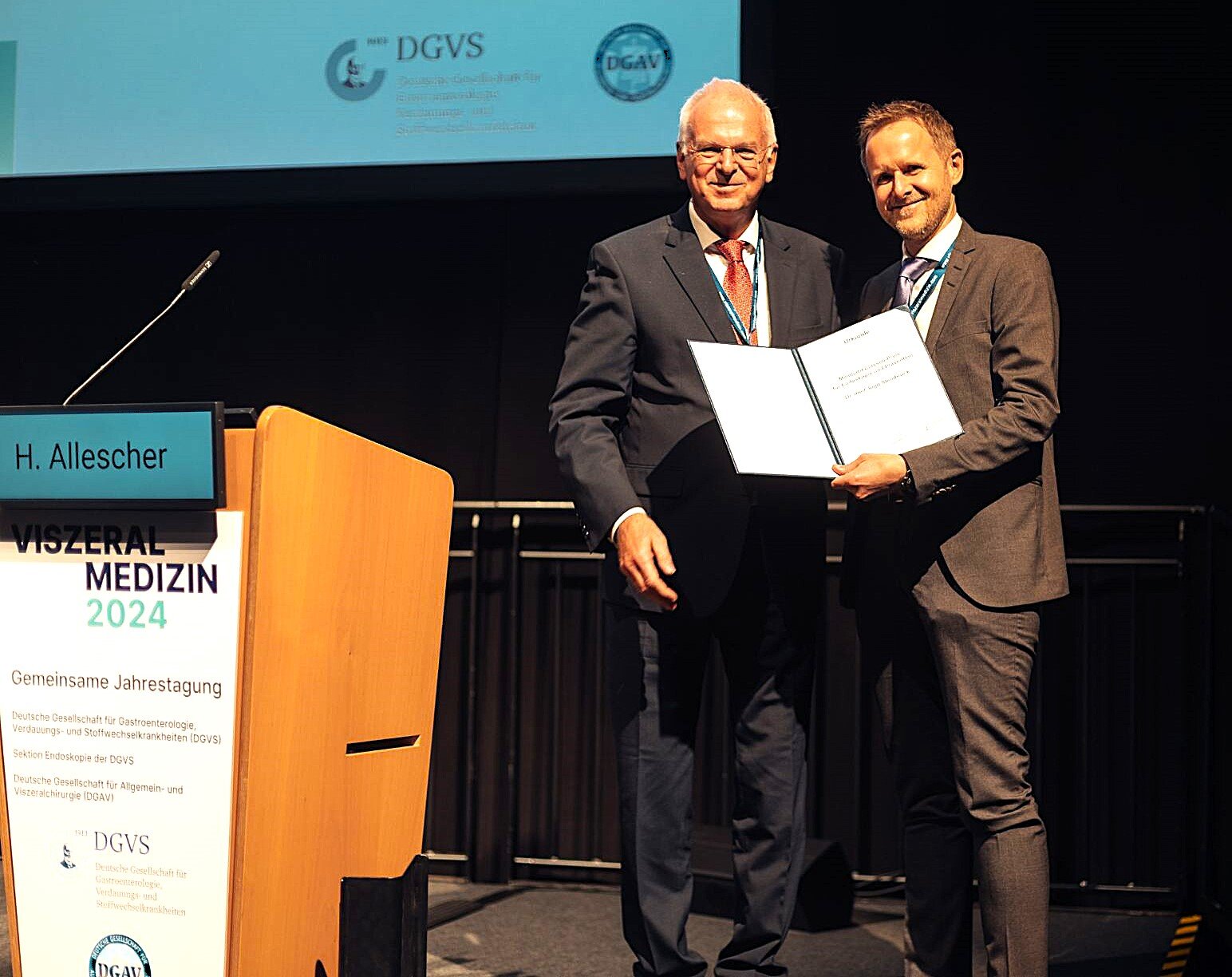 Dr. Ingo Steinbrück (r.) und Prof. Dr. med. Hans-Dieter Allescher, Vorsitzender der Sektion Endoskopie 2024 in der Deutschen Gesellschaft für Gastroenterologie, Verdauungs- und Stoffwechselkrankheiten (DGVS).